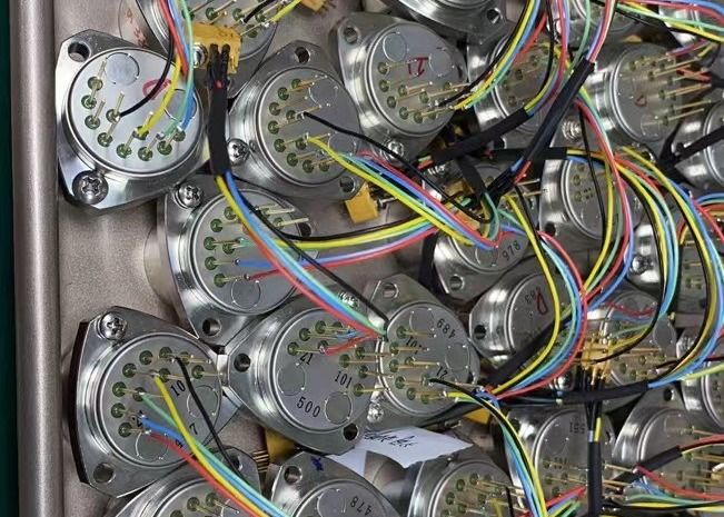 25 mm średnica montażowa KSJB5 Serii Kwarc elastyczny czujnik akcelerometru z rozdzielczością < 5 μg i długoterminową stabilnością