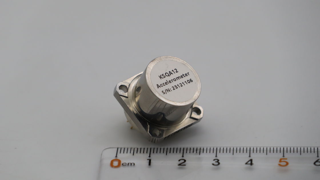 Bardzo dokładny, elastyczny akcelerometr kwarcowy z zakresem wejściowym ±30 g–±80 g, czułością temperaturową ≤60 ppm/°C i odchyleniem ≤5 mg