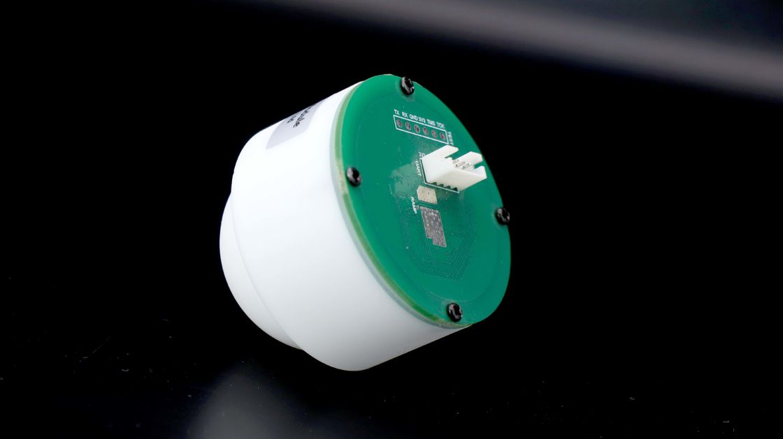 Radarowy czujnik poziomu o częstotliwości 80 GHz, z prądem 12 V, 30 mA i komunikacją RS485 do monitorowania poziomu w zbiorniku