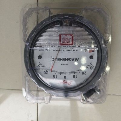 Manometr różnicowy Dwyer Magnehelic 2300-60PA z zakresem 60-0-60 Pa, dokładnością ±2% i obudową IP67