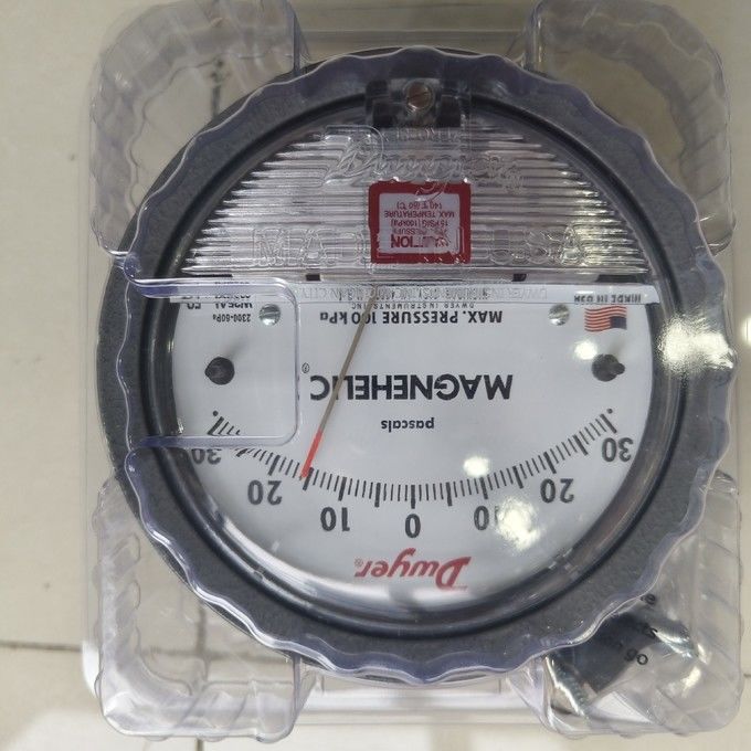 Manometr różnicowy Dwyer Magnehelic 2300-60PA z zakresem 60-0-60 Pa, dokładnością ±2% i obudową IP67