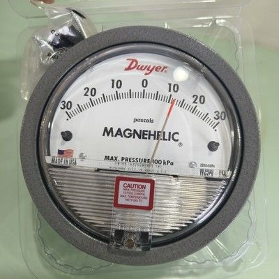 Manometr różnicowy Dwyer Magnehelic 2300-60PA z zakresem 60-0-60 Pa, dokładnością ±2% i obudową IP67