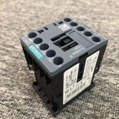 3-biegunowy stycznik mocy Siemens 3RT2015-1AF01 o prądzie znamionowym 7 A i napięciu cewki 110 V AC