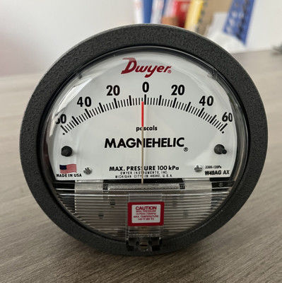 Dwyer Series 2000 Magnehelic Differential Pressure Gauge z dokładnością ± 2% FS i ruchem magnetycznym bez tarcia dla zastosowań o temperaturze 20-140 °F