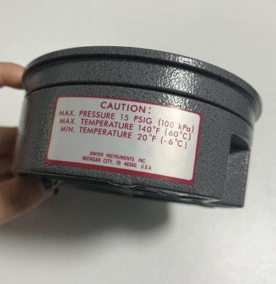 Dwyer Series 2000 Magnehelic Differential Pressure Gauge z dokładnością ± 2% FS i ruchem magnetycznym bez tarcia dla zastosowań o temperaturze 20-140 °F